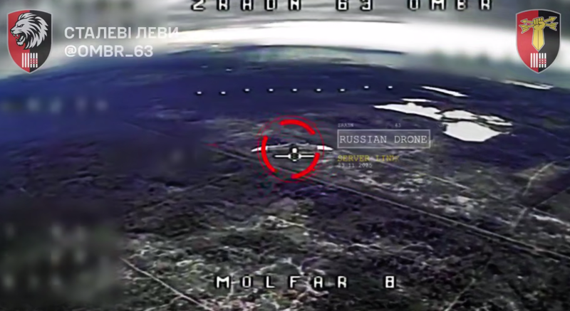 KVO đóng vai trò như một "sở chỉ huy trên không", thực hiện trinh sát với hệ thống quang học mạnh mẽ, hoạt động như một trạm chuyển tiếp giữa người điều khiển mặt đất và máy bay không người lái tấn công FPV. 423557-122.png