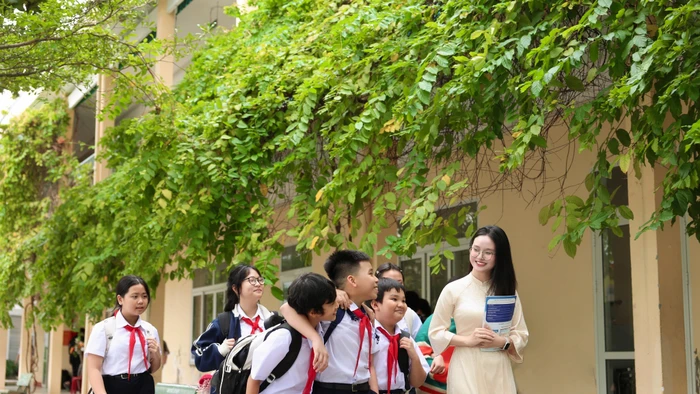 Cô và trò Trường THCS Nguyễn Huệ (phường Hải Châu, TP Đà Nẵng).