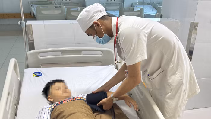 Điều dưỡng kiểm tra huyết áp cho bệnh nhi. 