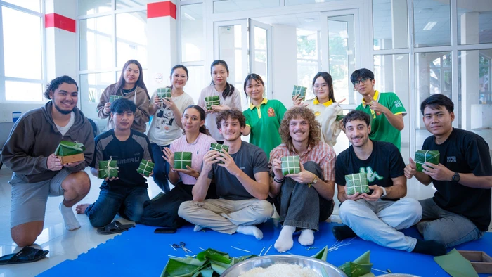 Sinh viên quốc tế Trường Đại học Kinh tế, Đại học Đà Nẵng trải nghiệm gói bánh chưng. 