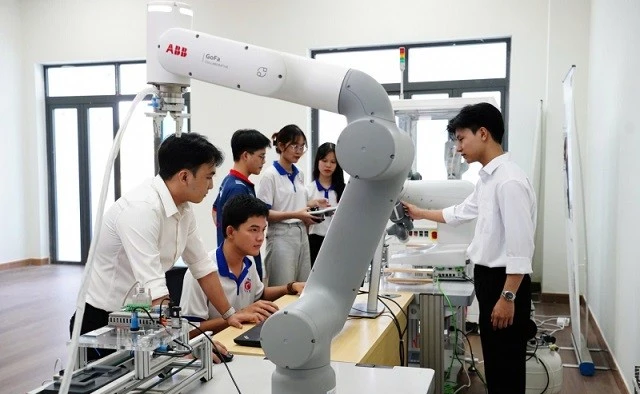 Sinh viên Trường Đại học Bách khoa, Đại học Đà Nẵng tại phòng thực hành.