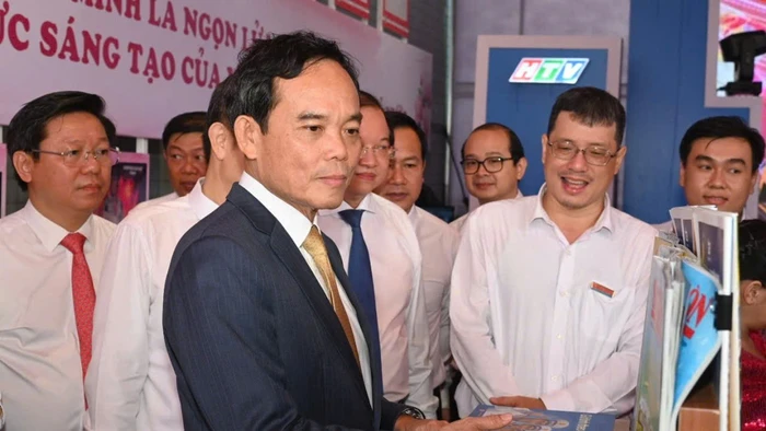 Ông Trần Lưu Quang - Bí thư Thành ủy TPHCM tham quan không gian trưng bày tại tại Hội nghị tổng kết 50 năm văn học, nghệ thuật TPHCM