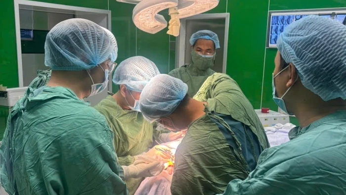 Ekip thực hiện phẫu thuật. 