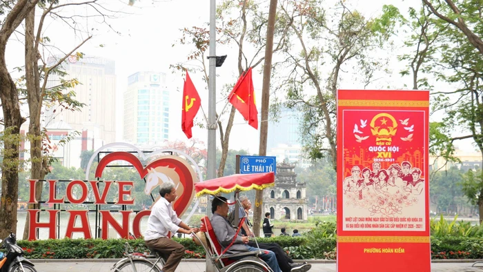 Phố phường Hà Nội ngập sắc cờ hoa trước ngày bầu cử