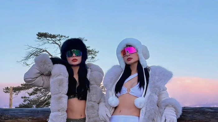 Chị em siêu mẫu sinh đôi khoe vóc dáng 'cực cháy' giữa tuyết trắng ở tuổi U50 