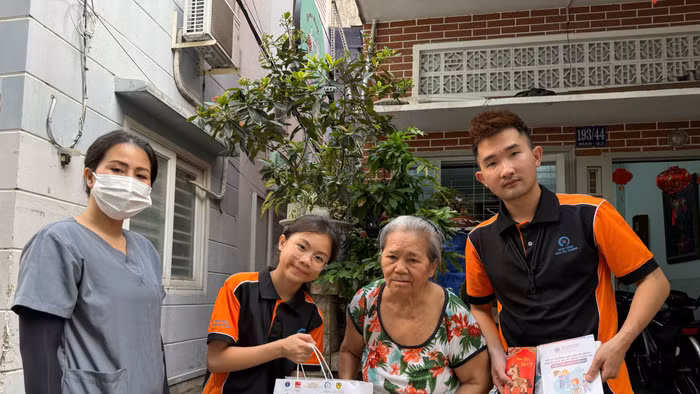 Người dân khám sức khỏe tại phường Xuân Hòa (TPHCM).