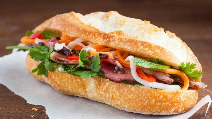 Nhiều người nghi ngộ độc thực phẩm sau khi ăn bánh mì. (Ảnh minh họa: ITN)