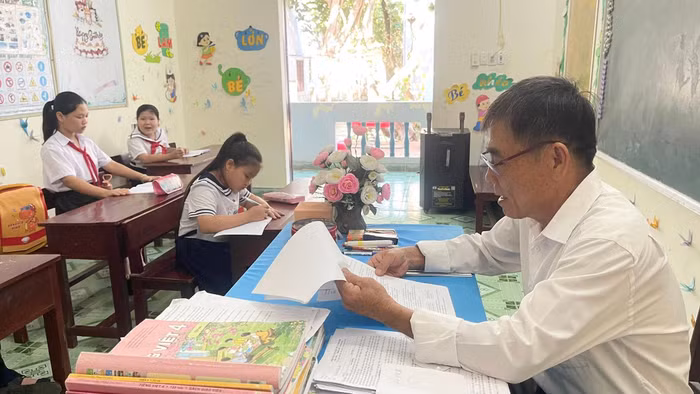 Người trồng mầm xanh tri thức trên đảo Trường Sa