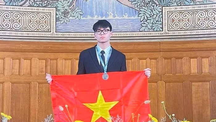 Em Lương Đức Gia Bảo giành Huy chương Bạc Olympic Vật lý châu Âu (EuPhO) năm 2026.