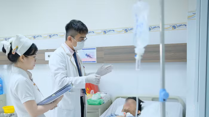 Bác sĩ thăm khám cho bệnh nhân H. Ảnh: BVCC.