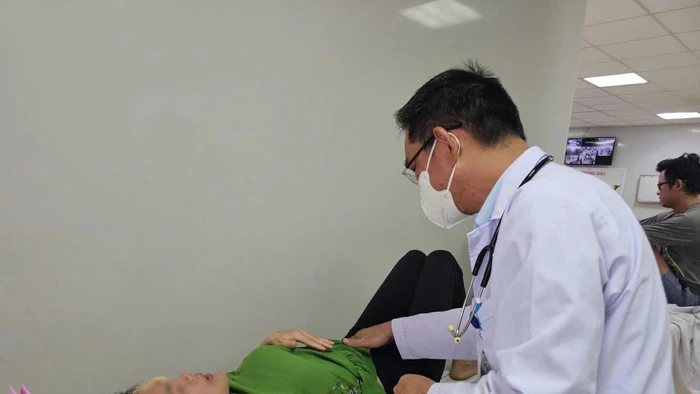 Bác sĩ thăm khám cho nạn nhân. 