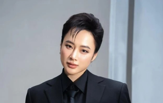 Angela Phương Trinh lại gây sốt với diện mạo táo bạo