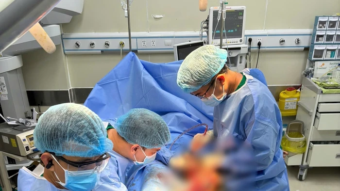 Ê kíp thực hiện phẫu thuật.