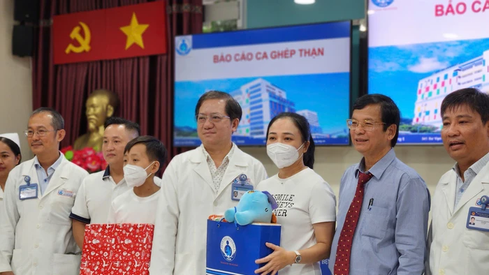 Bệnh nhi ghép thận được xuất viện.