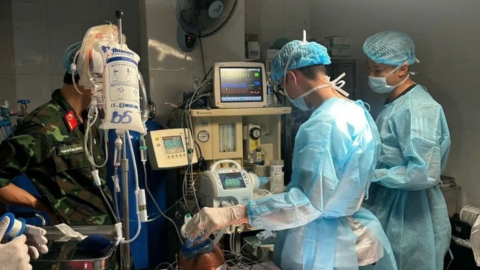 Ê-kip thực hiện ca mổ. (Ảnh: BVCC)