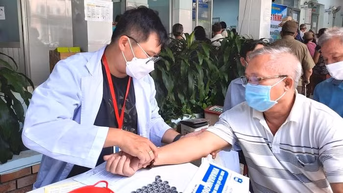 Người cao tuổi ở phường Gò Vấp (TPHCM) thăm khám sức khỏe năm 2025. 