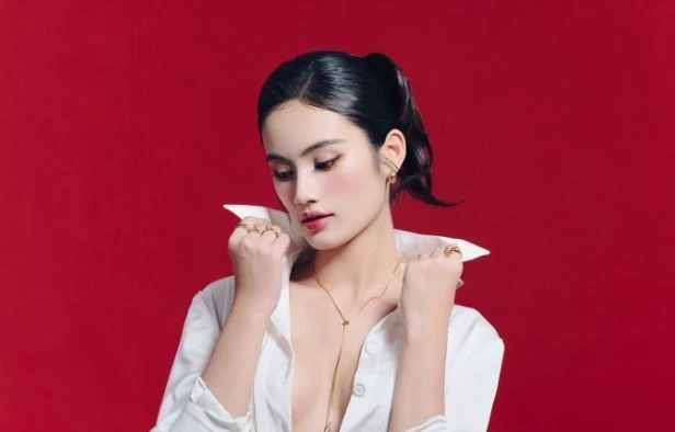 Hoa hậu Ý Nhi 'vừa kín đáo vừa gợi cảm' mừng tuổi 23