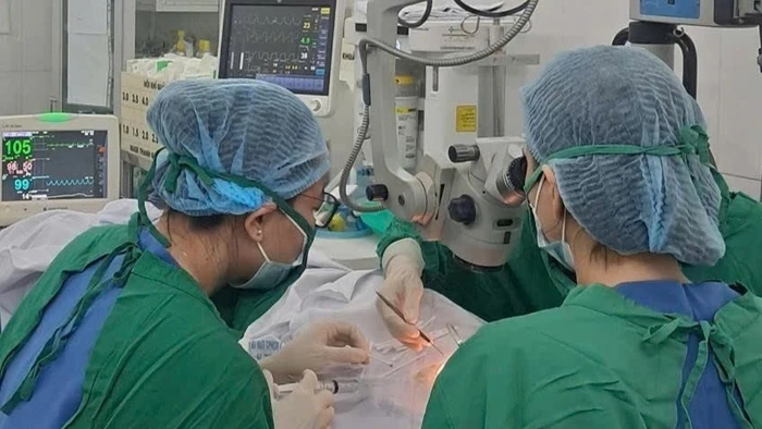 Ekip thực hiện phẫu thuật. (Ảnh: BVCC)