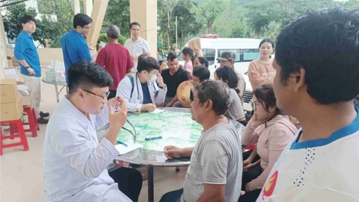 Y bác sĩ TPHCM khám, chữa bệnh và cấp phát thuốc miễn phí cho người dân vùng lũ Khánh Hòa. (Ảnh: H.L) 