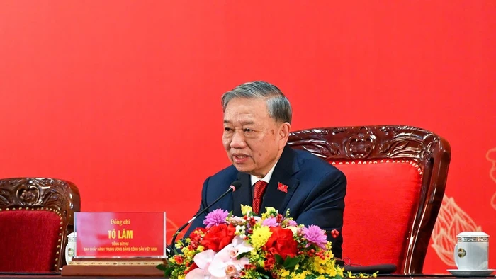 Tổng Bí thư Tô Lâm trả lời các câu hỏi của các phóng viên tại họp báo quốc tế sau phiên bế mạc Đại hội. (Ảnh: DUY LINH).