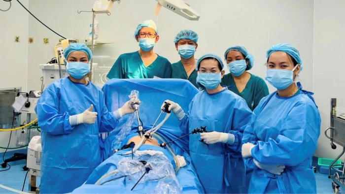 Ekip phẫu thuật nội soi cấp cứu cho một trường hợp thai ngoài tử cung bị vỡ.