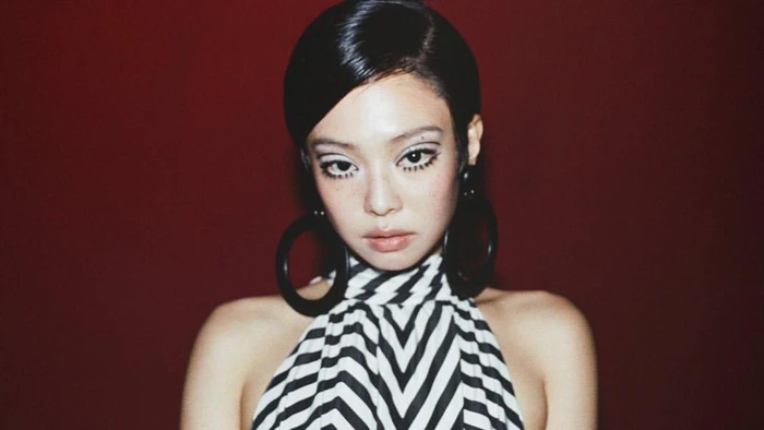Jennie (BLACKPINK) ngược dòng thời gian với tạo hình thập niên 60 đầy ấn tượng