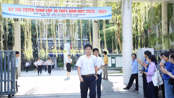 Thí sinh hoàn thành bài thi môn Ngoại ngữ tại điểm thi Trường THCS Trưng Vương (phường Hải Châu, TP Đà Nẵng) 