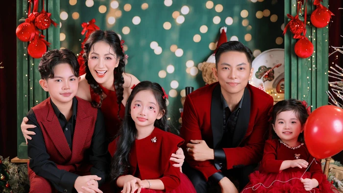 Gia đình Khánh Thi Phan Hiển gây sốt với bộ ảnh Noel đỏ rực ngập tràn hạnh phúc