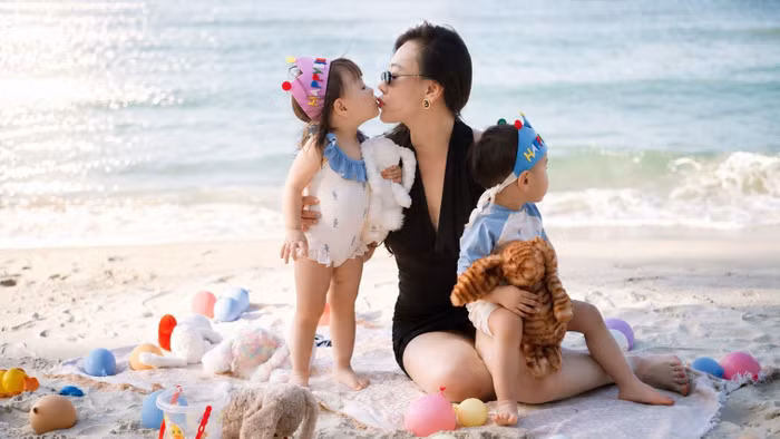 Cặp song sinh nhà Phương Oanh chiếm sóng mạng xã hội ngày sinh nhật 
