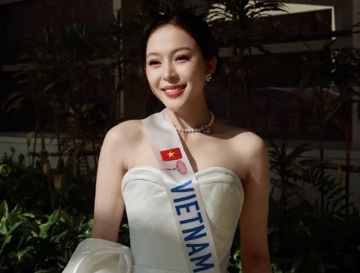 Kiều Duy tặng khăn rằn, hướng dẫn các thí sinh Miss International nói tiếng Việt