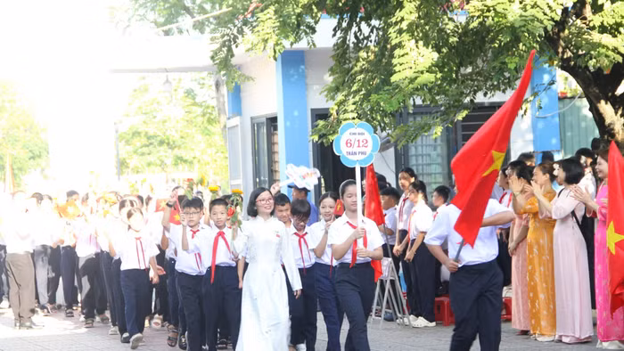 Trường THCS Nguyễn Thiện Thuật đón học sinh lớp 6 trong Lễ khai giảng năm học 2025 - 2026. 