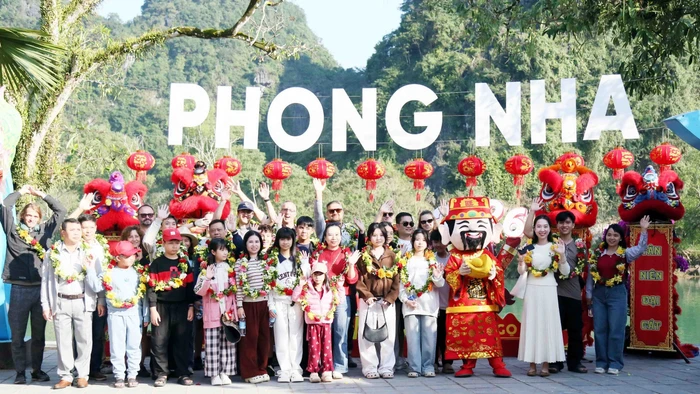 Du khách tham quan miền di sản ngày đầu năm mới được chào đón nồng nhiệt.