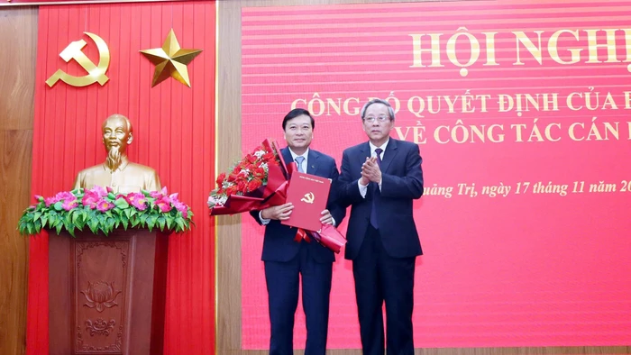 Ông Hoàng Đăng Quang, Phó Trưởng Ban Thường trực Ban Tổ chức Trung ương trao quyết định và tặng hoa chúc mừng ông Lê Hồng Vinh.