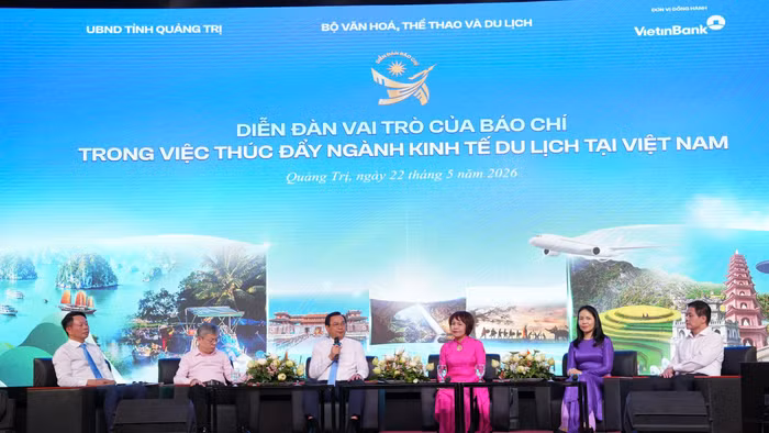 Các đại biểu tham dự trao đổi về việc thúc đẩy ngành kinh tế du lịch phát triển.