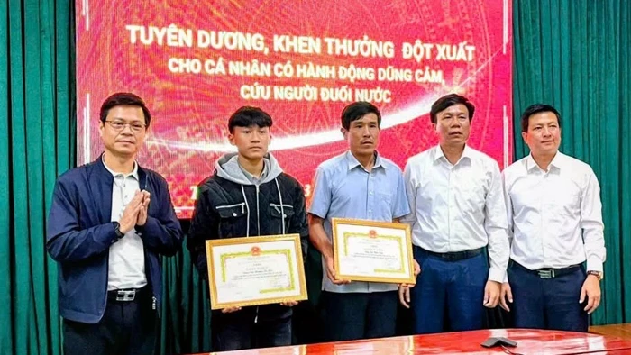 Chính quyền xã Tân Gianh tuyên dương hai cha con có hành động dũng cảm cứu người.