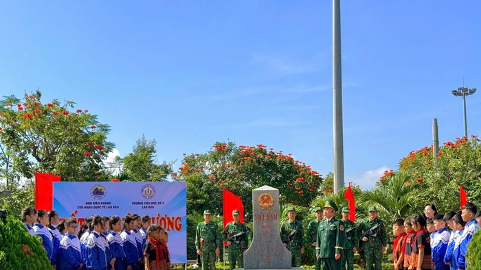 Học sinh tham gia tiết học đặc biệt tại mốc quốc giới 605 trong ngày đầu năm.