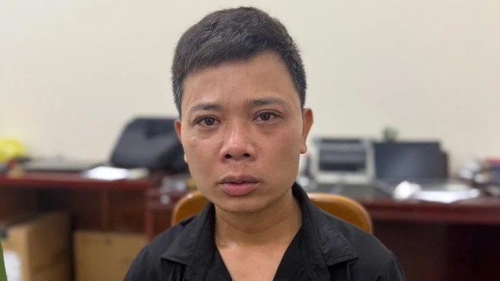 Nghi phạm vụ án mạng bị công an khống chế, bắt giữ.