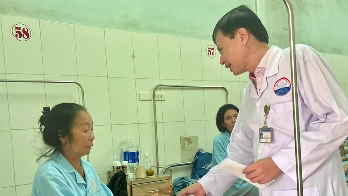 Lãnh đạo bệnh viện thăm hỏi, giải thích sự cố cho bệnh nhân.