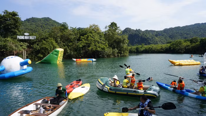 Lượng khách đến các điểm du lịch ở vùng di sản Phong Nha tăng cao.