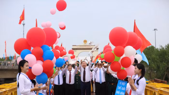 Tổng Bí thư, Chủ tịch nước Tô Lâm và lãnh đạo Đảng, Nhà nước thả chim bồ câu - biểu tượng của hoà bình trên cầu Hiền Lương.