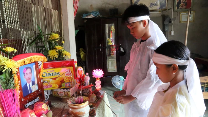 Hai anh em Phong thắp hương cho ba khẩn cầu: "Ba ơi, xin hãy trở về với con"