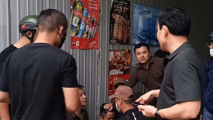 Lực lượng chức năng truy bắt nghi phạm gây án. Ảnh: CK