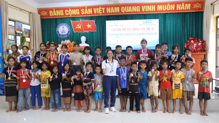 Nhiều học sinh tham gia giải bơi truyền thống và được trao huy chương.