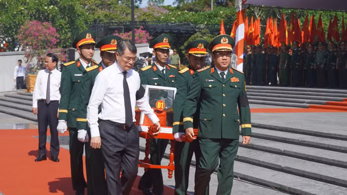 Thủ tướng Lê Minh Hưng di chuyển hài cốt liệt sĩ về khu vực an táng.