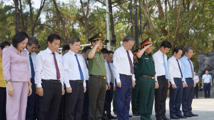 Tổng Bí thư, Chủ tịch nước Tô Lâm và Đoàn công tác Trung ương tưởng niệm các Anh hùng liệt sĩ ở Nghĩa trang liệt sĩ quốc gia Trường Sơn. 