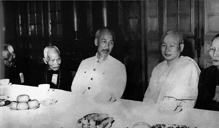 Chủ tịch Hồ Chí Minh trong một cuộc gặp mặt đoàn đại biểu Phật giáo Việt Nam.