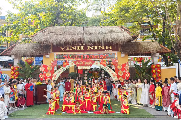 "Hội chợ trường học” chủ đề “Sắc Huế trong em” tại TP Huế.