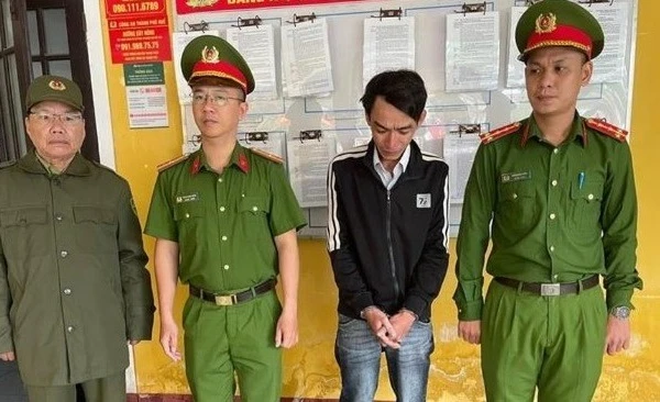 Nguyễn Ngọc Hậu (thứ 2 từ phải sang) lừa đảo hơn 372 triệu đồng qua "chiêu bài" bán vàng giá rẻ tại cơ quan công an.