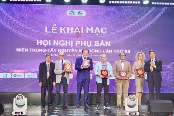 Ban tổ chức Hội nghị Phụ Sản miền Trung - Tây Nguyên mở rộng lần thứ XII tặng quà lưu niệm cho các đại biểu quốc tế.