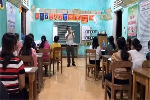 Lớp học XMC do thầy Tô Chỉnh đứng lớp, dạy nhiều đồng bào dân tộc thiểu số Cơ Tu ở vùng Nam Đông, TP Huế.